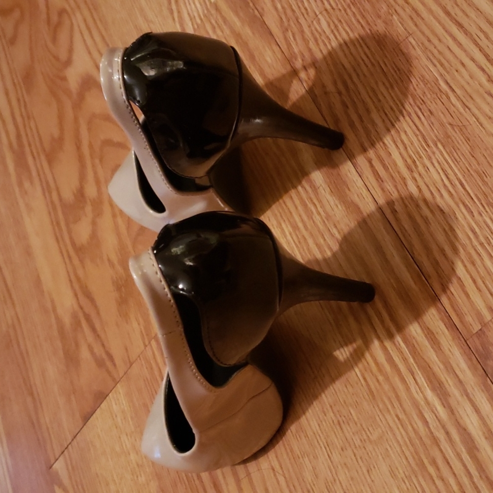 Beige and Black Heels - Picture 3 of 4